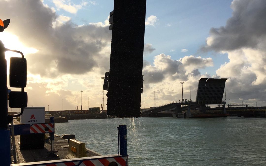 Salvaging a fender in Zeebrugge
