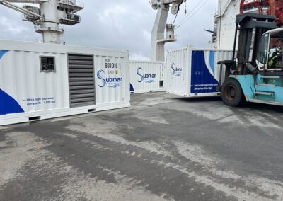All containers were skilfully unloaded and temporarily stacked on the quay. Ready for the start of the decommissioning project.