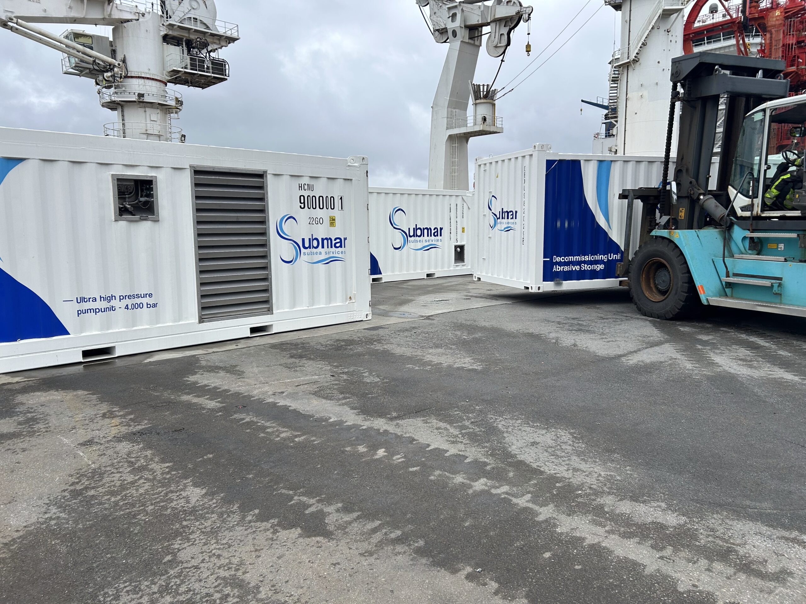 Containers on the quay All containers were skilfully unloaded and temporarily stacked on the quay. Ready for the start of the decommissioning project.