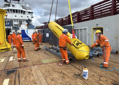 A brandnew 4000 bar Pile Cutting Tool is brought on board of the ship.