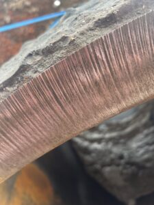 The cut, done by the internal pile cutting tool, in detail.